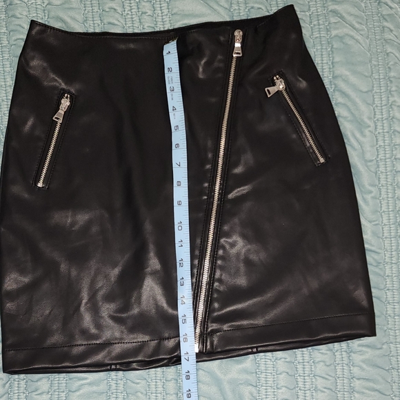 Express Faux Leather Mini Wrap Skirt Size 8 NWOT - Picture 3 of 7